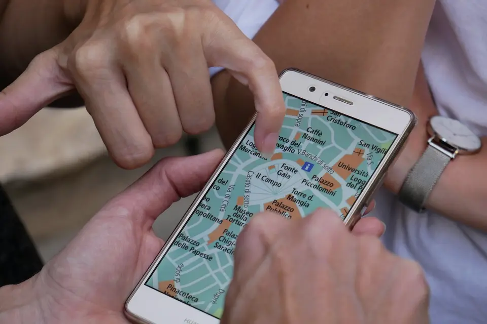 Deux mains consultent un plan sur l’écran d’un smartphone