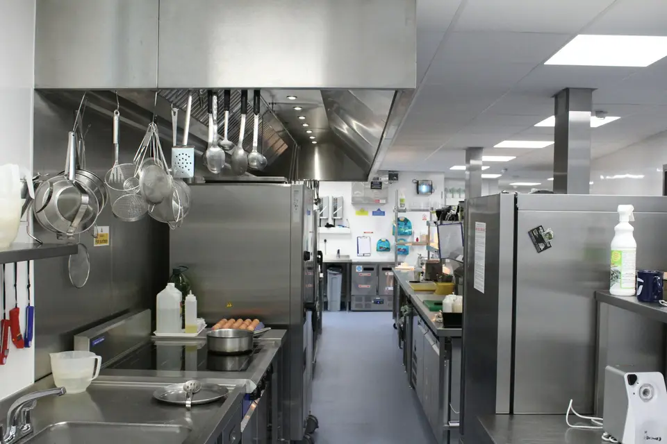 Cuisine professionnelle en inox, propre et rangée