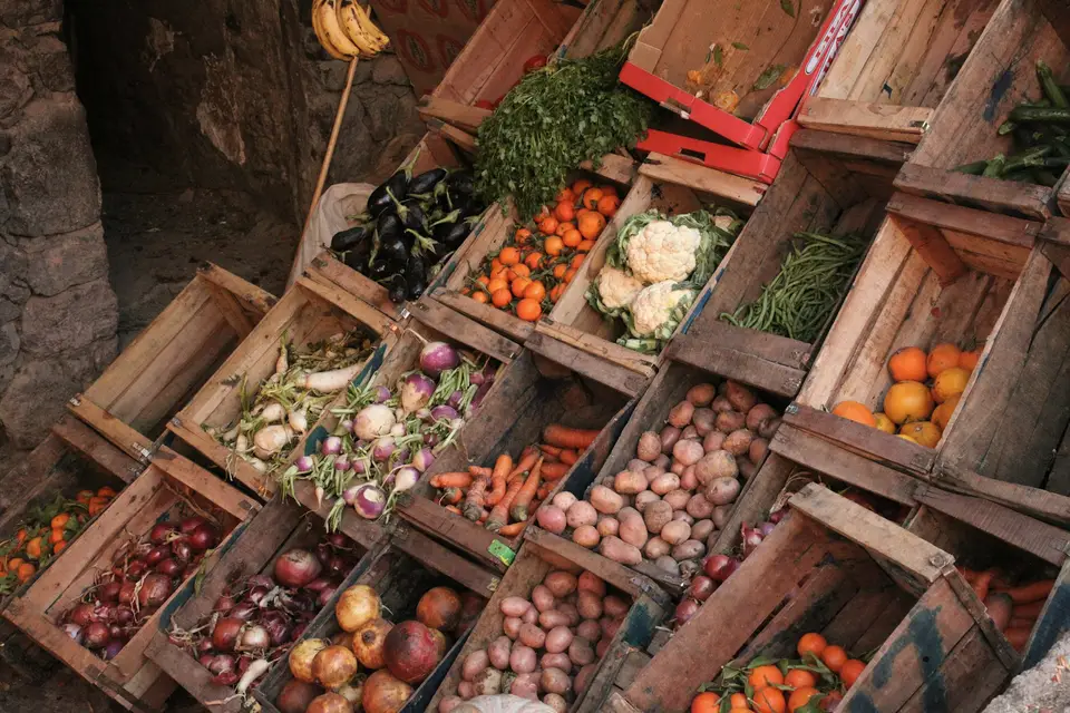Caisses en bois remplies de légumes frais